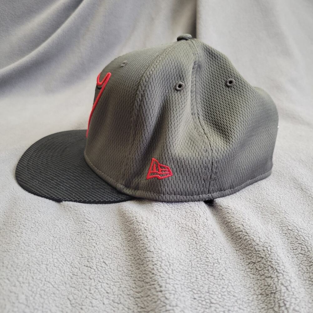 TAMPA BAY BUCCANEERS Hat Cap Fitted Gun Metal Gray Embroidered Logo Red NFL - Picture 2 of 8